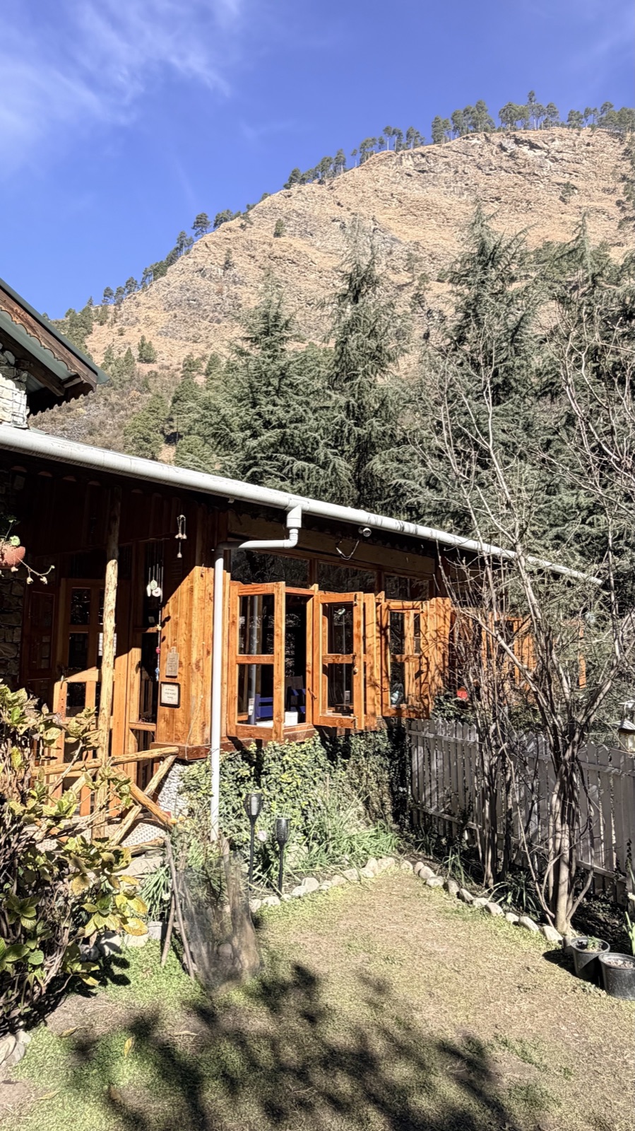 The exterior of the heritage stay in Tirthan Valley