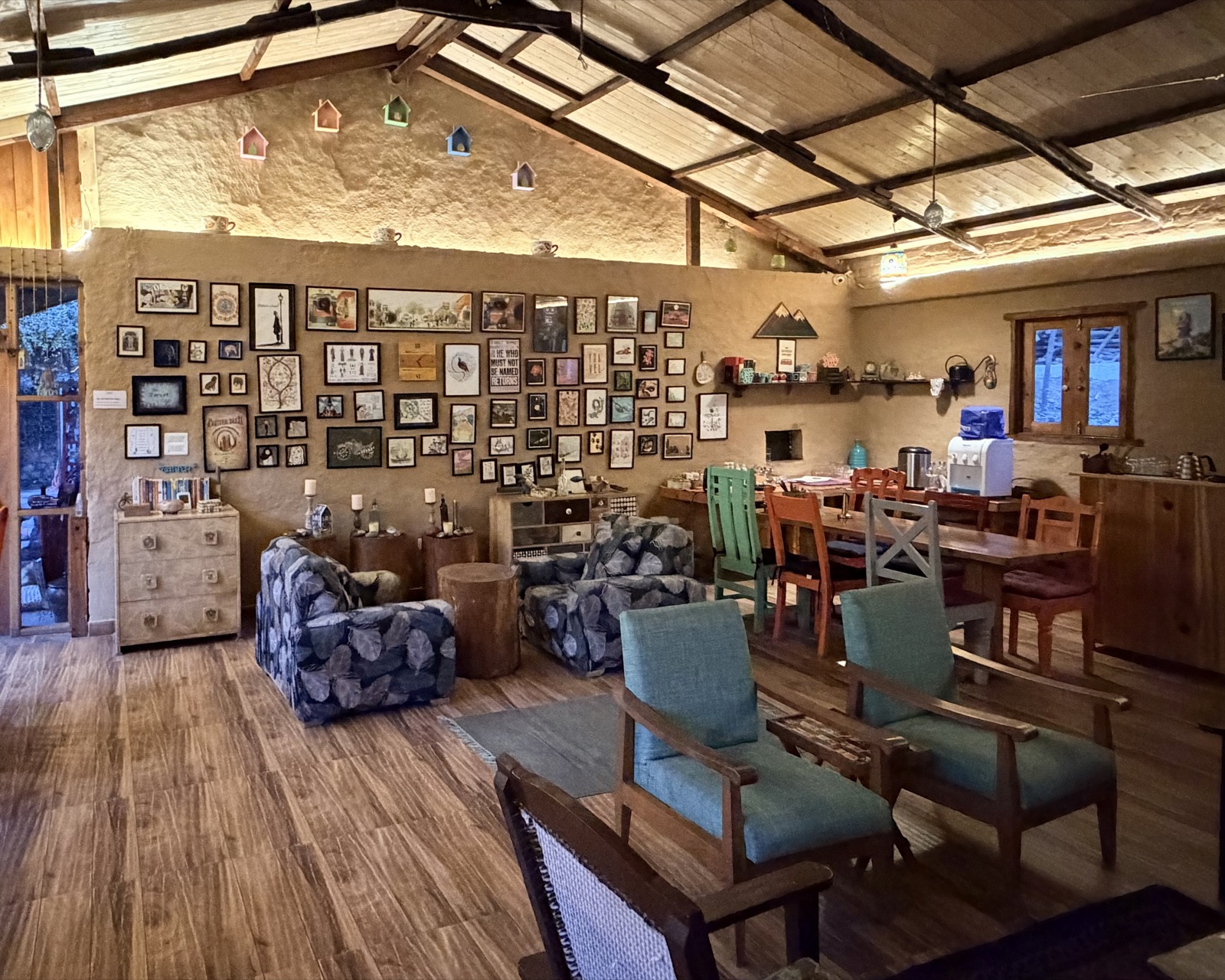 The timber common room of the Tirthan stay